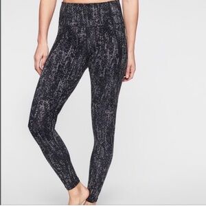 Athleta Salutation Stash Pocket 7/8 Leggings Black, Purple